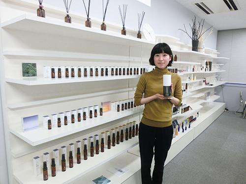 アロマ製品と広報の森満梨絵氏