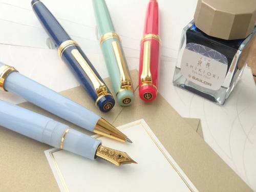 「ＳＨＩＫＩＯＲＩ―四季織―」シリーズなど、多くの筆記用具を取りそろえる