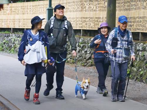家族と愛犬と登山をする大久保社長（写真左から２番目）