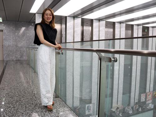 販売商品を身に着ける、ブランドビジネス部　コマースメディア室・菊池聡子室長