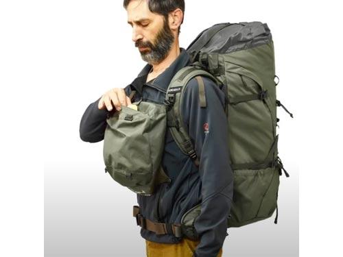 雨蓋を胸の前に装着できる