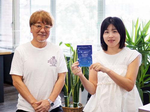 能代維英代表（写真左）と「Ｍｕｓｅ　ＮＭＮ　２０４５０」の開発デザイナー