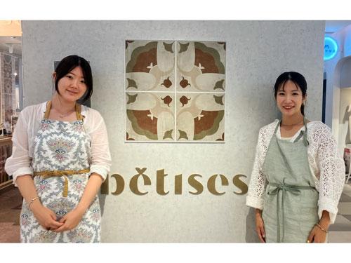 マーケティング責任者・齋藤亜雅沙氏（写真右）と商品責任者・大谷有里朱氏