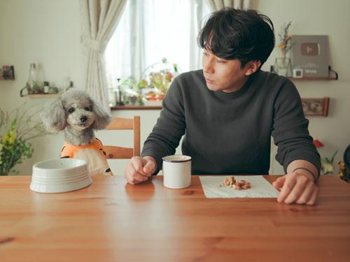 「グリィちゃんねる」の油木田一清氏と愛犬のグリィ