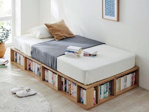 「ずらっと本が並ぶベッドになるマルチユニット」