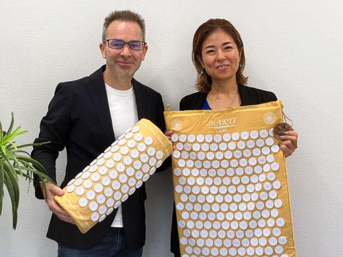 チームファウンダー　小熊由香氏（右）とディレクターのジェイソン・ラッセル・アレン氏