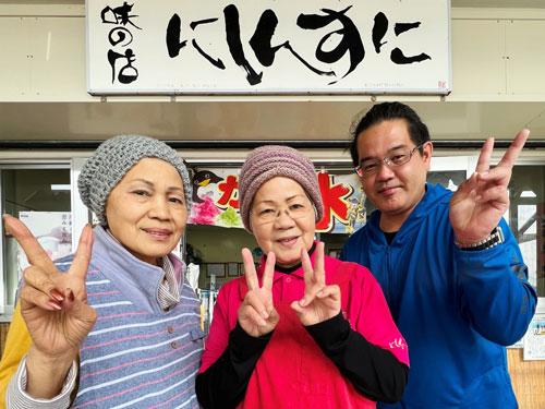 （写真左から）知念千枝子氏、内間洋子氏、内間陽二氏