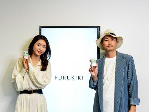 （写真左から）加治ひとみと窪塚洋介