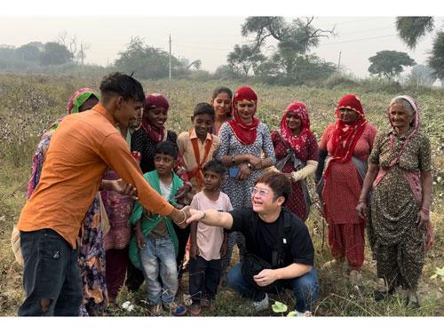 海外で交流を図る大久保裕史代表