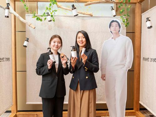 新商品企画担当兼ＥＣ販売支援　下堂薗すみれ氏（写真左）と広報ＰＲ・企画担当　矢野愛子氏