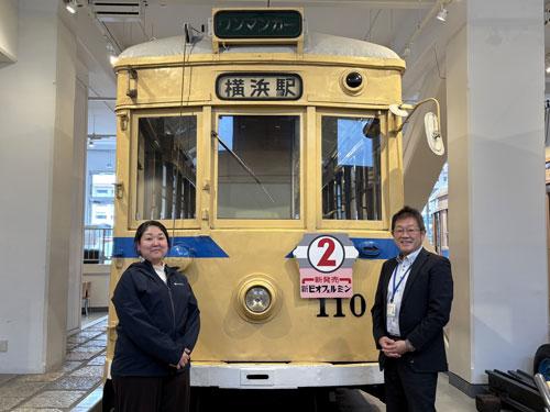 企画推進課　企画推進担当係長・迫美欧氏（右）と市電保存館　事務主任・西川淳子氏