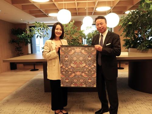 （写真左から）商品企画・石井美沙氏、早崎英二社長